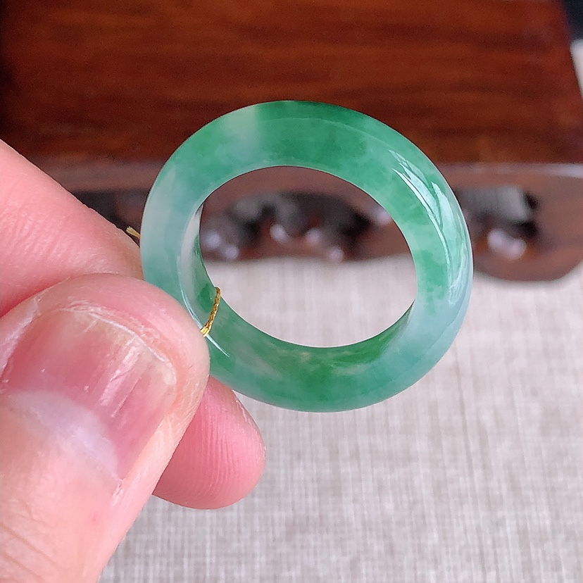 天然A货翡翠飘花素面戒指 
尺寸18-5.8-3.6mm 重量4.50g 0317