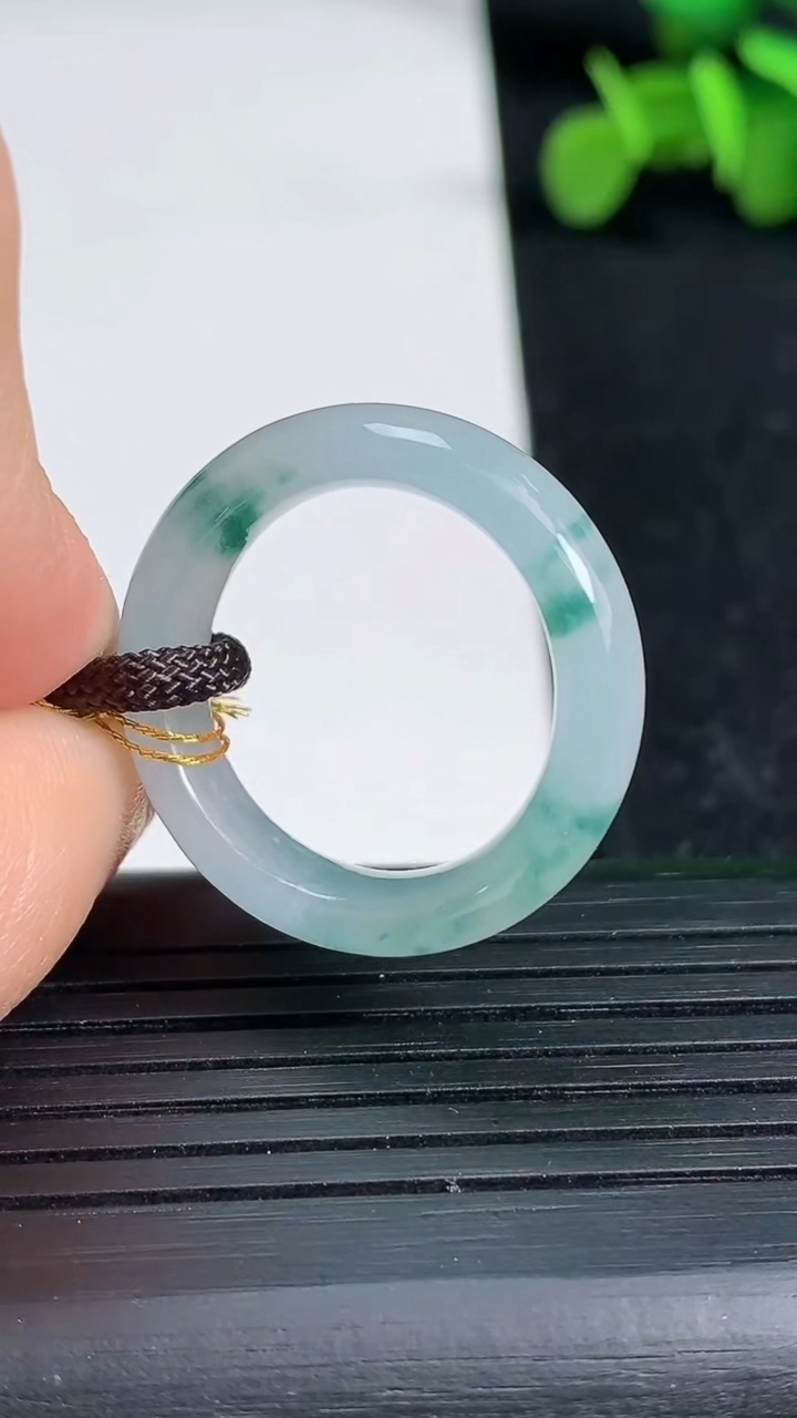 天然A货翡翠冰种飘花指环戒指尺寸18.2-5.7-3.9重量:4.08g2026年3月19日
工厂直销收藏佳品,种好水足，色泽均匀，有种有色，上手高大气！