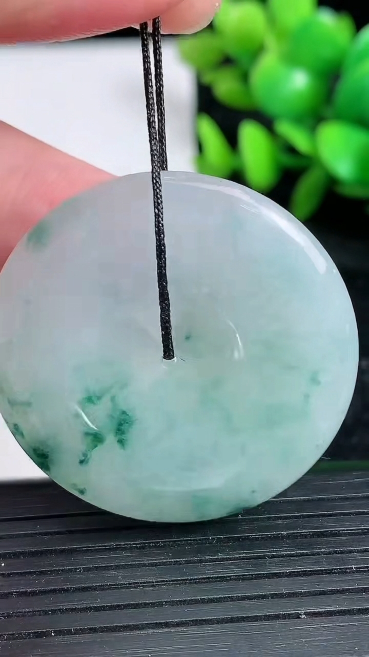 天然A货翡翠飘花平安扣吊坠尺寸37.2-5.7重量:17.51g
3月19日