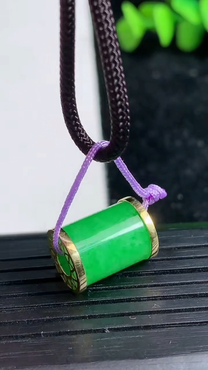 天然A货翡翠路路通吊坠尺寸9.9-14.2重量:3.28g
3月19日