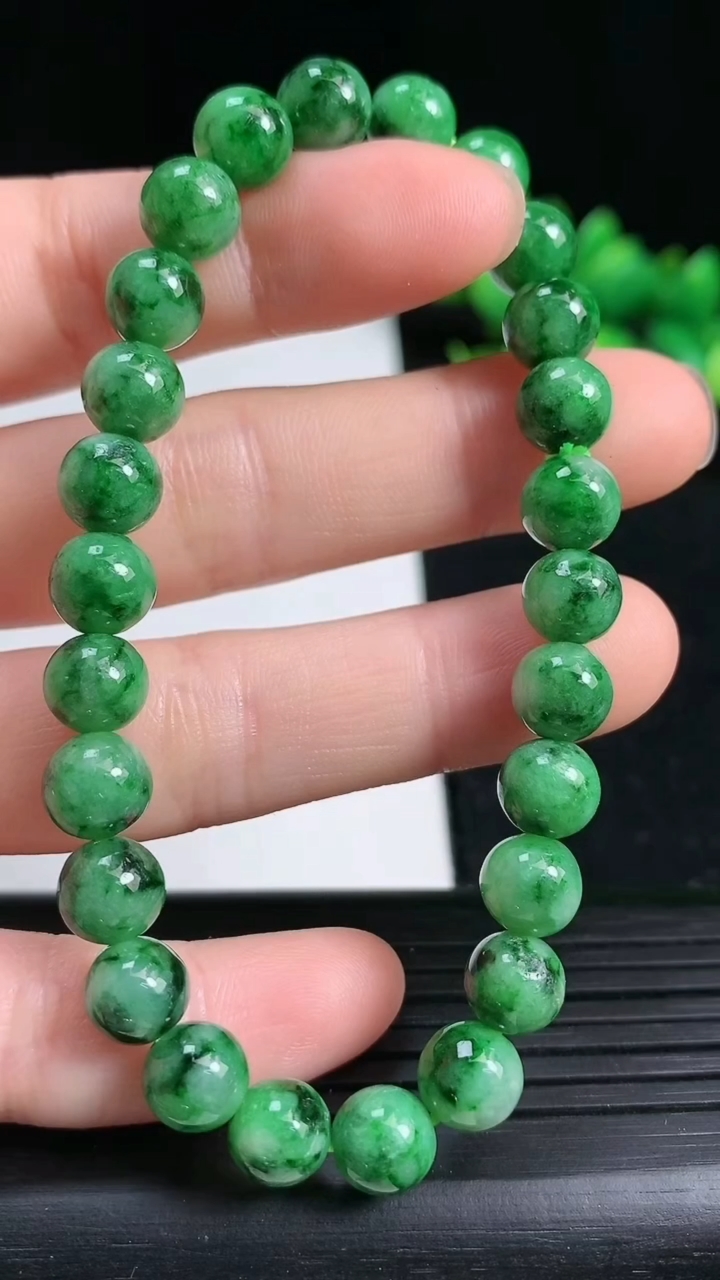 天然A货翡翠圆珠手串尺寸7.2-26颗重量:16.50g3月19日
工厂直销收藏佳品,种好水足，色泽