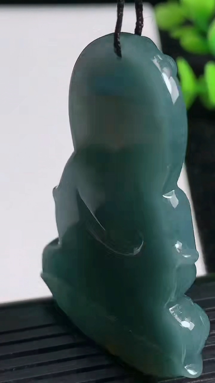 天然A货翡翠蓝水观音菩萨吊坠尺寸51.7-35-7.3重:24.79g
3月19日
322