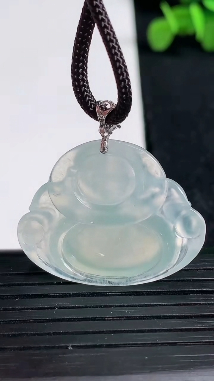 天然A货翡翠佛公吊坠尺寸24.4-30.7-7.2重量:7.91g
3月19日