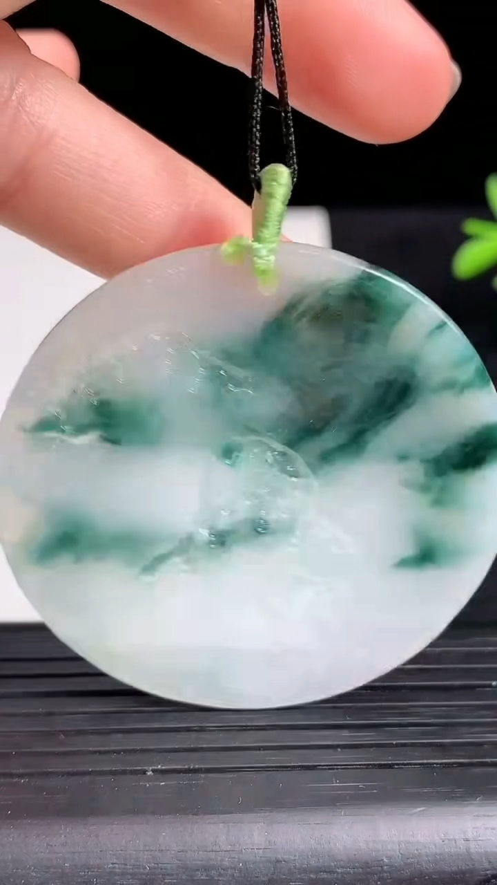 天然A货翡翠牌吊坠尺寸49-4.5重量:25.73g
3月19日
