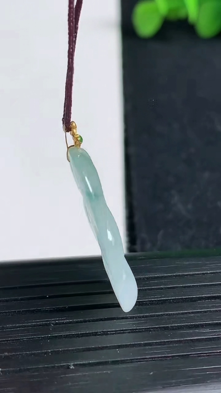 天然A货翡翠种飘花金枝玉叶 叶子吊坠尺寸25.2-14.1-2.9重量:2.28g
3月19日