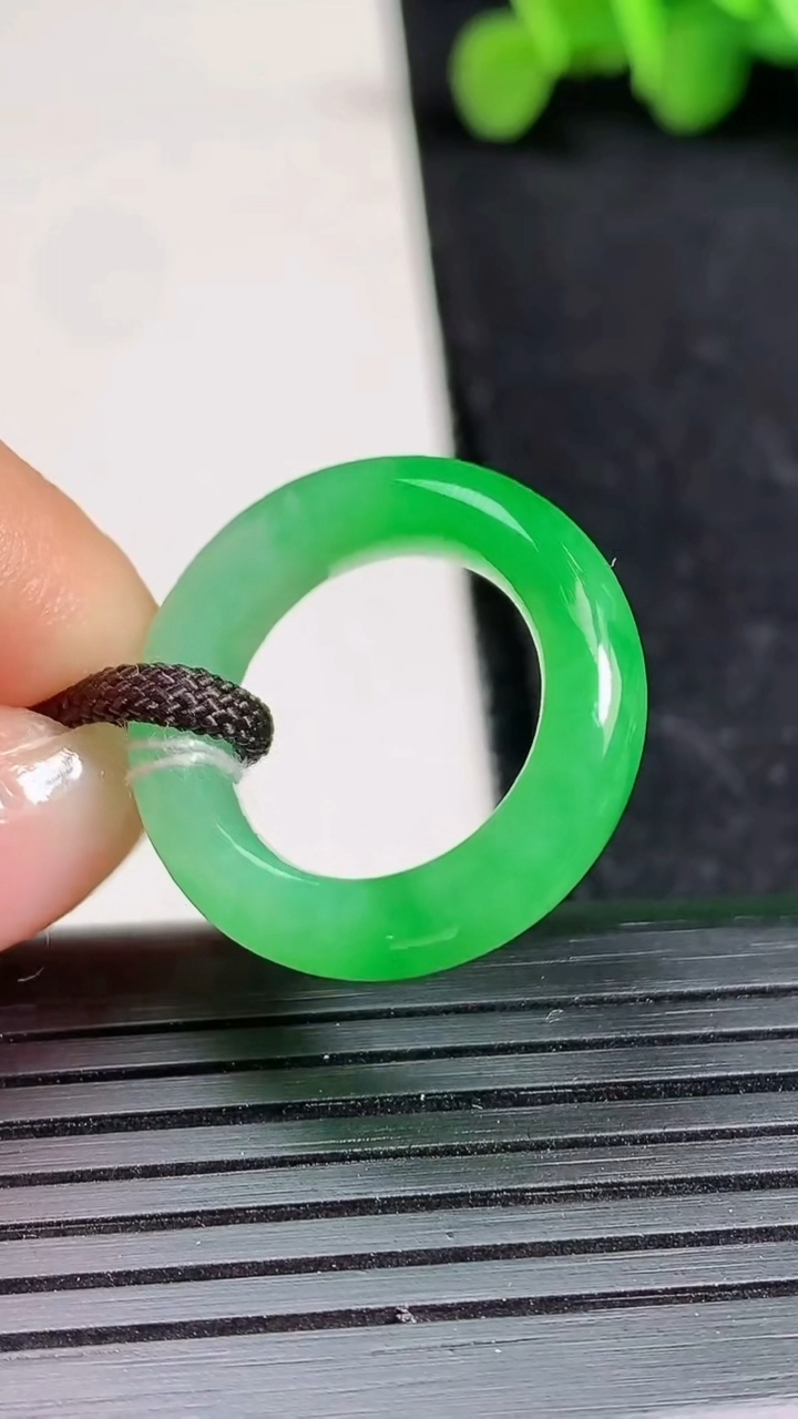 天然A货翡翠指环戒指尺寸15.5-5.5-4.2重量:4.43g2026年3月19日
工厂直销收藏佳品,种好水足，色泽均匀，有种有色，上手高大气！