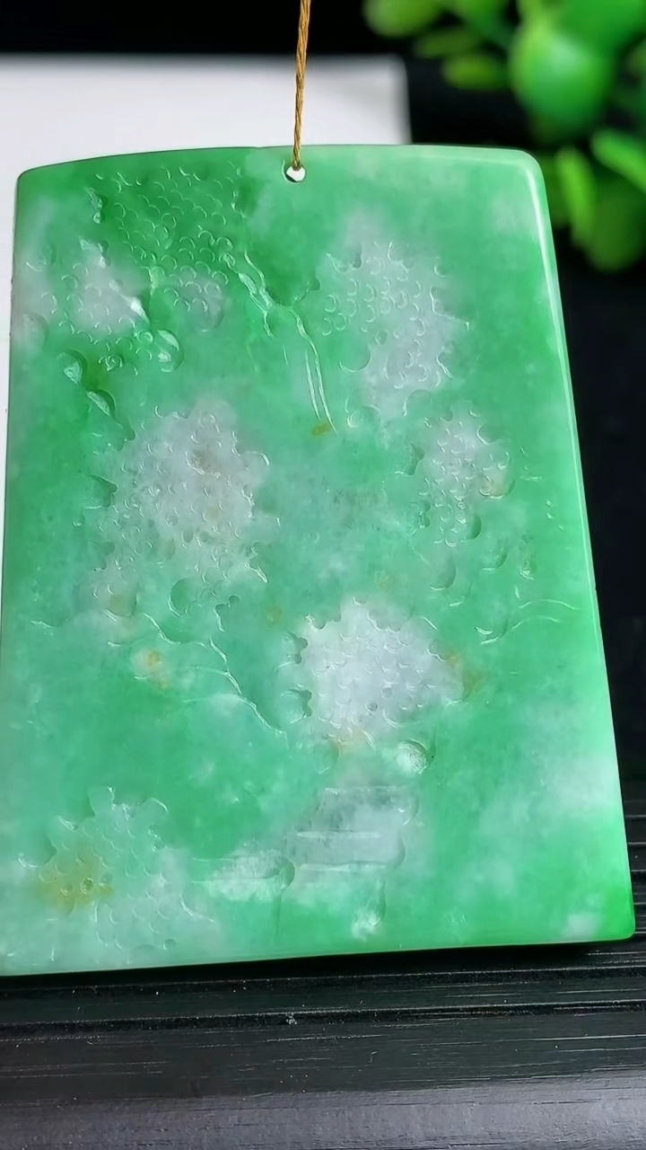 天然A货翡翠山水牌吊坠尺寸50.1-39.8-9.1重量:39.91g
3月19日