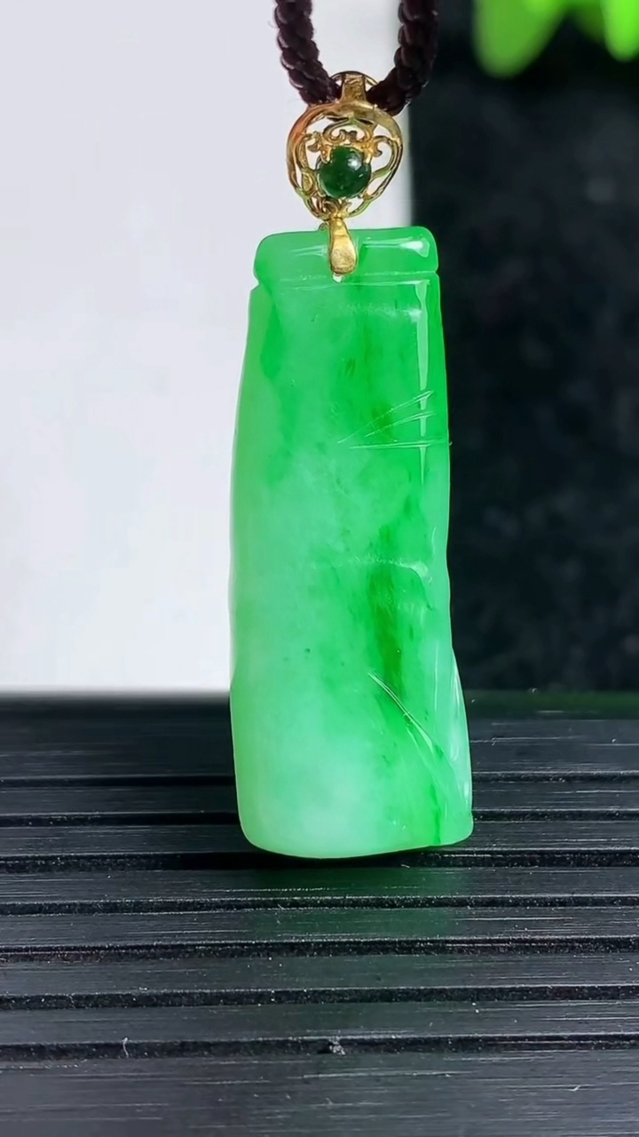 天然A货翡翠节节高升 竹节吊坠尺寸30-11.6-6.3重量:4.76g
3月19日