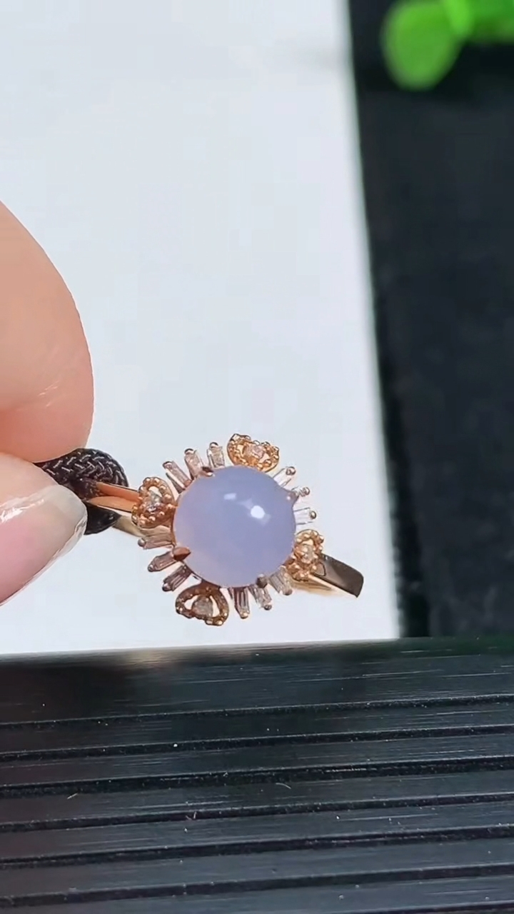 天然A货翡翠18K金紫罗兰蛋面戒指尺寸18.1-10.9-10.9裸石6.5重量:2.37g2026年3月19日
工厂直销收藏佳品,种好水足，色泽均匀，有种有色，上手高大气！