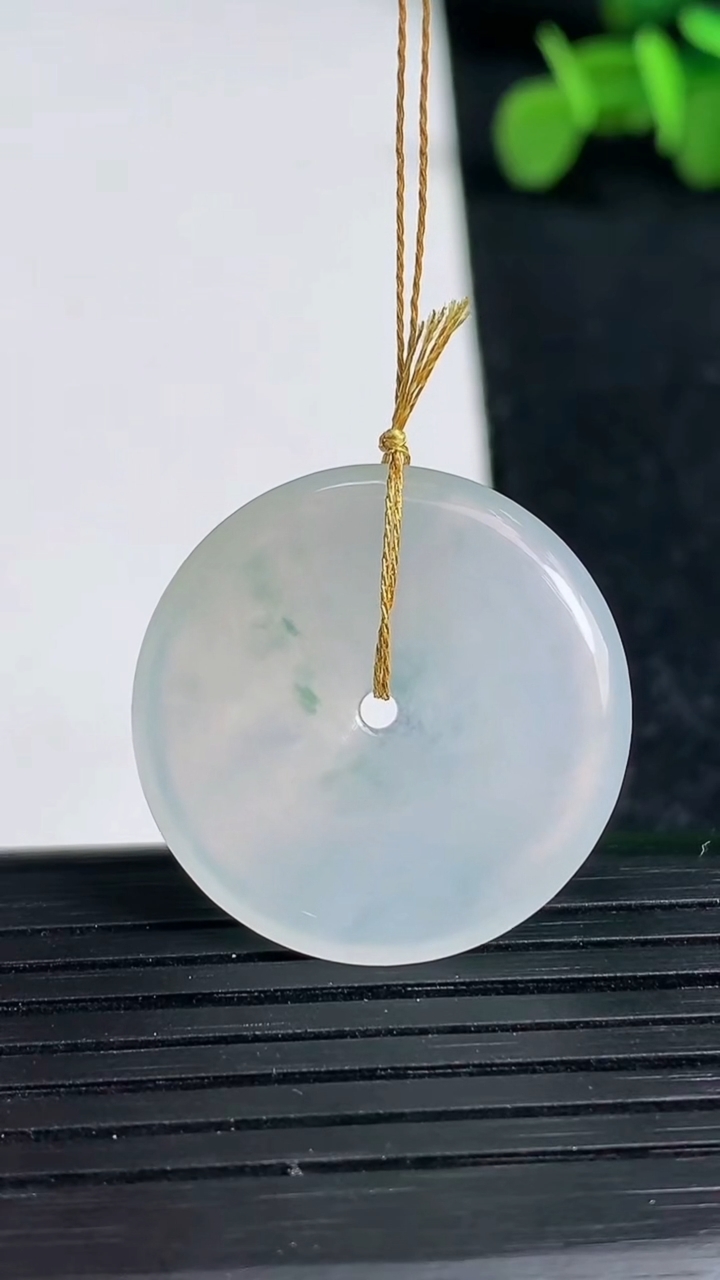 天然A货翡翠冰种飘花平安扣吊坠尺寸25.4-4.2重量:5.97g
3月19日