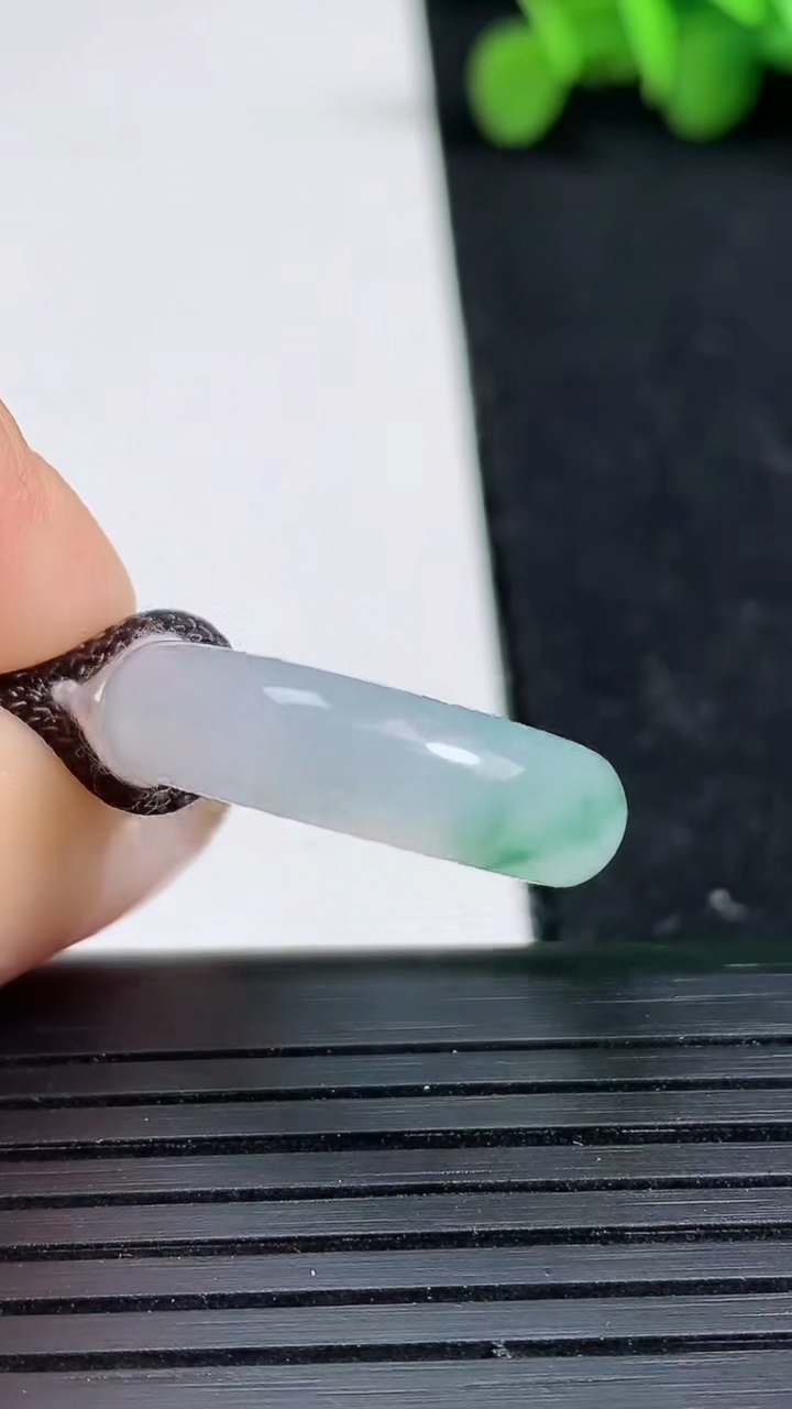 天然A货翡翠冰种飘花指环戒指尺寸16.6-6.2-3.7重量:4.61g2026年3月19日
工厂直销收藏佳品,种好水足，色泽均匀，有种有色，上手高大气！