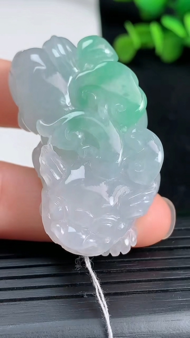 天然A货翡翠貔貅吊坠尺寸46.5-25.3-12.2重量:28.88g
3月19日