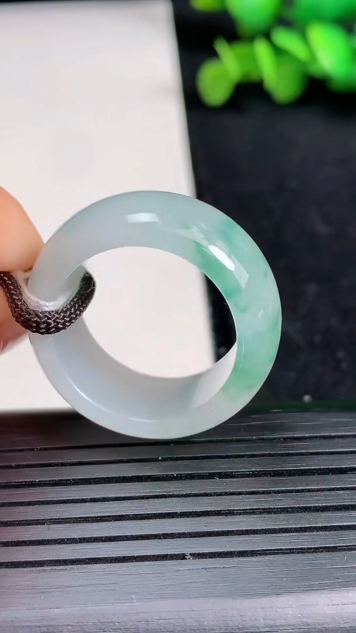 天然A货翡翠冰种飘花指环扳指尺寸21.5-11.8-4.5重量:12.23g2026年3月19日
工厂直销收藏佳品,种好水足，色泽均匀，有种有色，上手高大气！