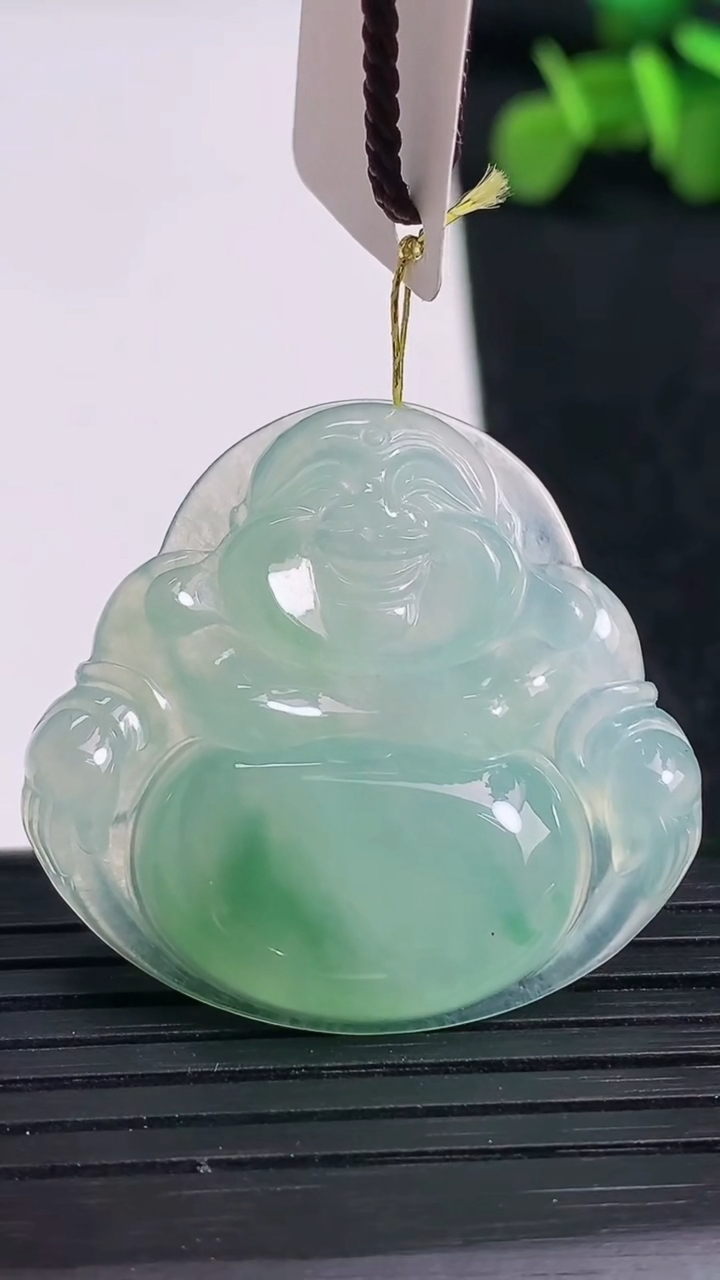 天然A货翡翠佛公吊坠尺寸31.8-33.8-5.5重量:9.36g
3月19日