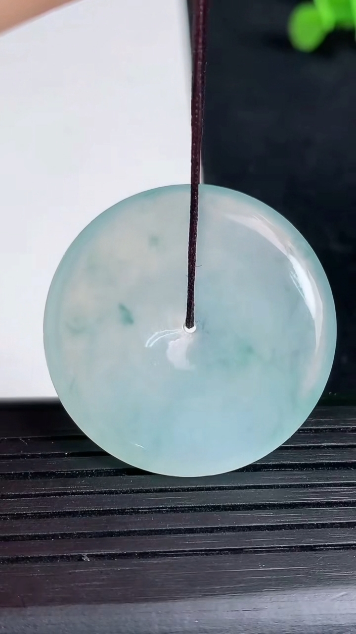 天然A货翡翠种飘花平安扣吊坠尺寸33.4-5.8重量:13.76g
3月19日