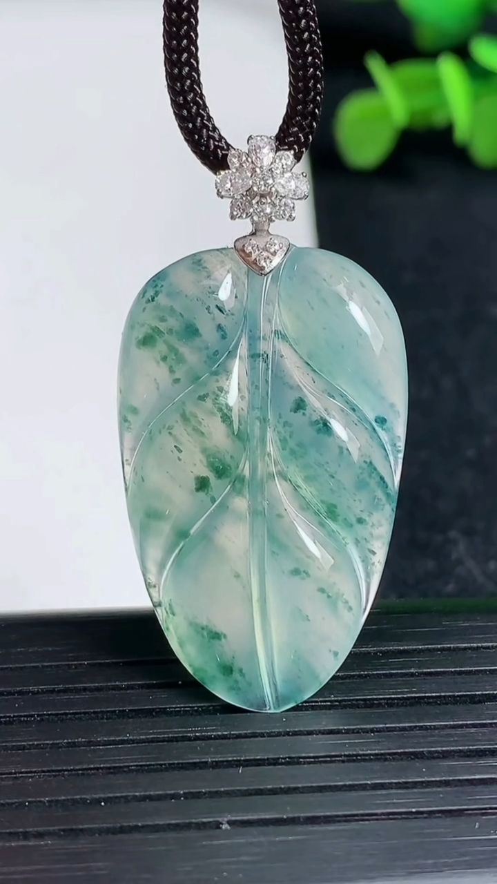 天然A货翡翠种飘花金枝玉叶 叶子吊坠尺寸35.5-21.4-4.3重量:6.56g
3月19日