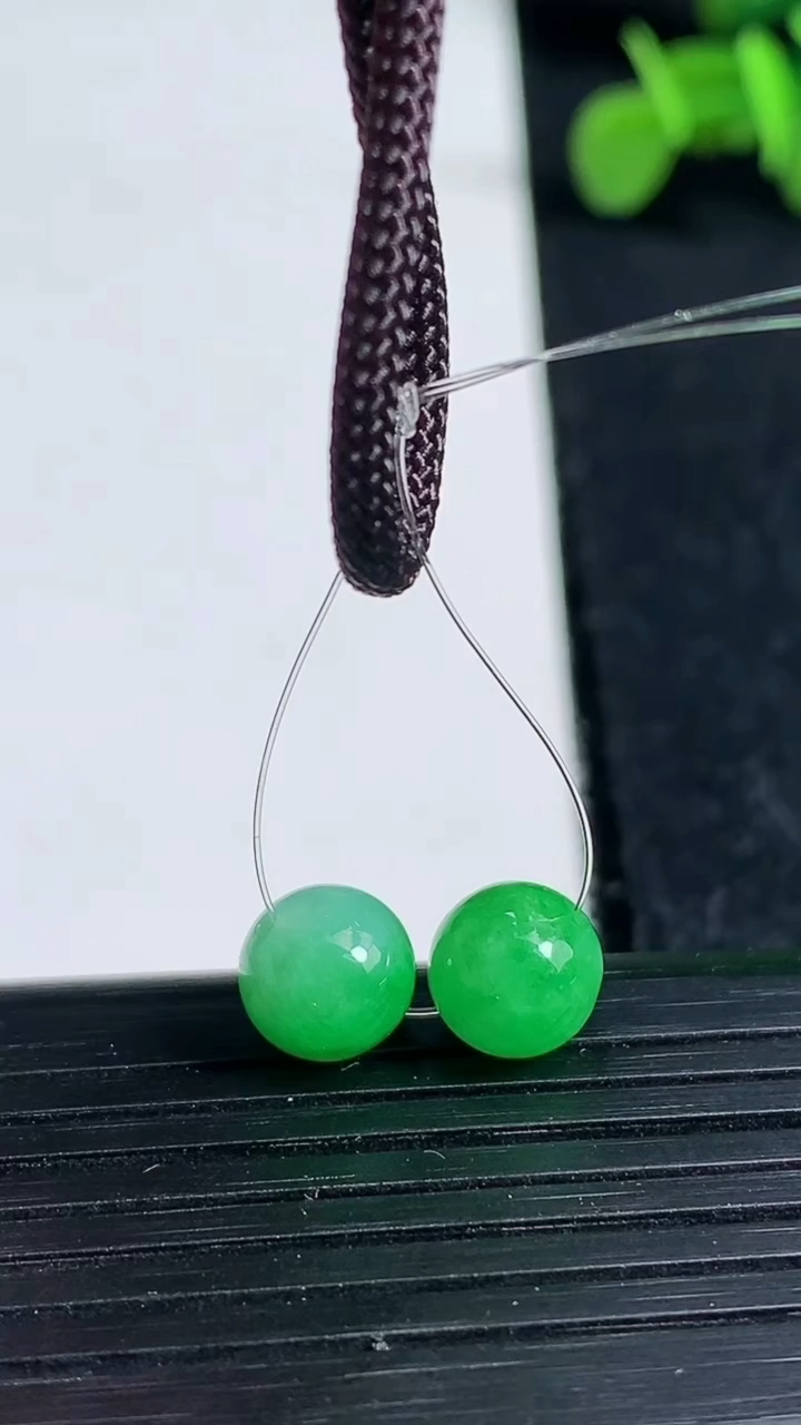 天然A货翡翠圆珠吊坠一对尺寸7.8重量:1.57g3月19日
工厂直销收藏佳品,种好水足，色泽均匀，
