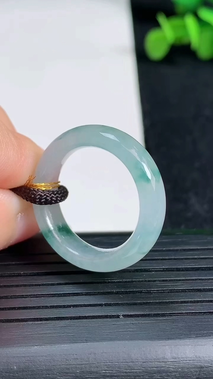天然A货翡翠冰种飘花指环戒指尺寸18.2-5.7-3.9重量:4.08g2026年3月19日
工厂直
