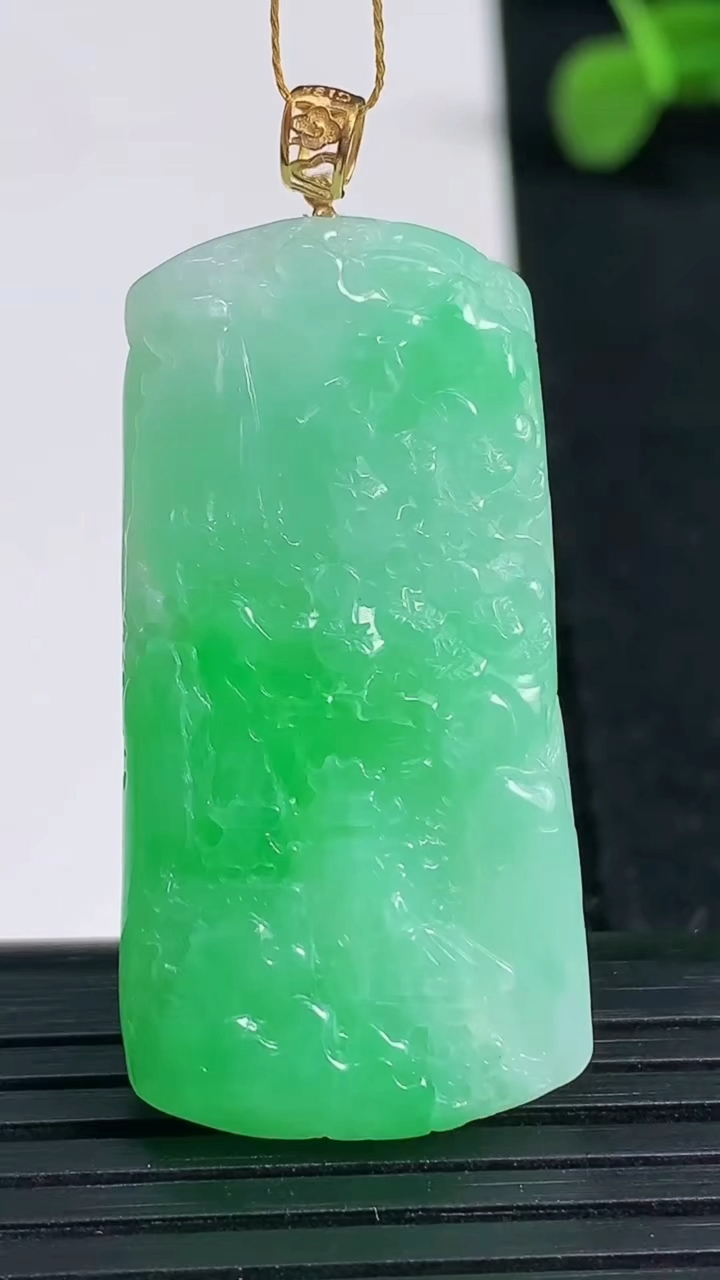天然A货翡翠山水牌吊坠尺寸39.1-19.8-5.6重量:10.92g
3月19日