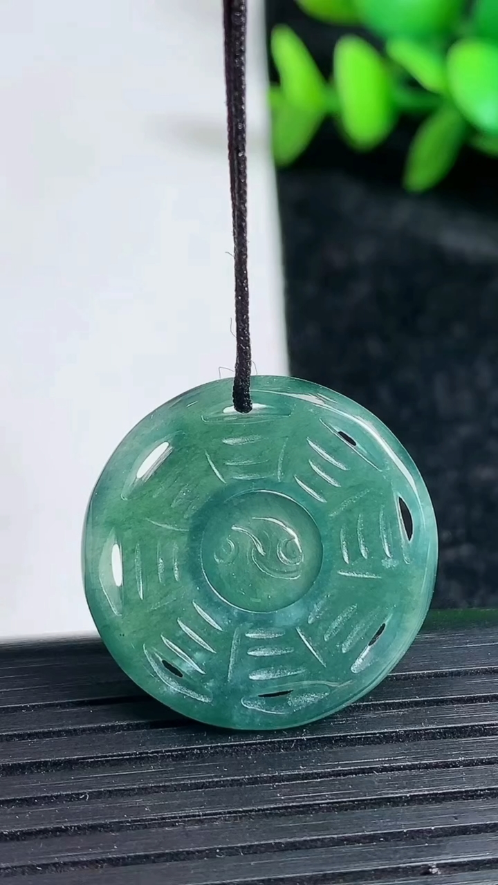 天然A货翡翠八卦牌吊坠尺寸24.2-3.5重:4.65g
3月19日
377