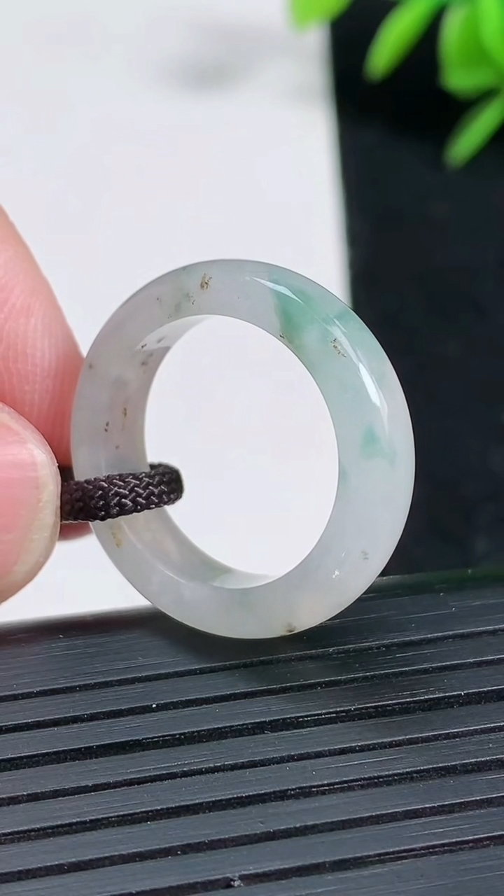 天然A货翡翠飘花指环戒指尺寸17-5.5-3.5重:3.63g2026年3月19日
工厂直销收藏佳品,种好水足，色泽均匀，有种有色，上手高大气！
637