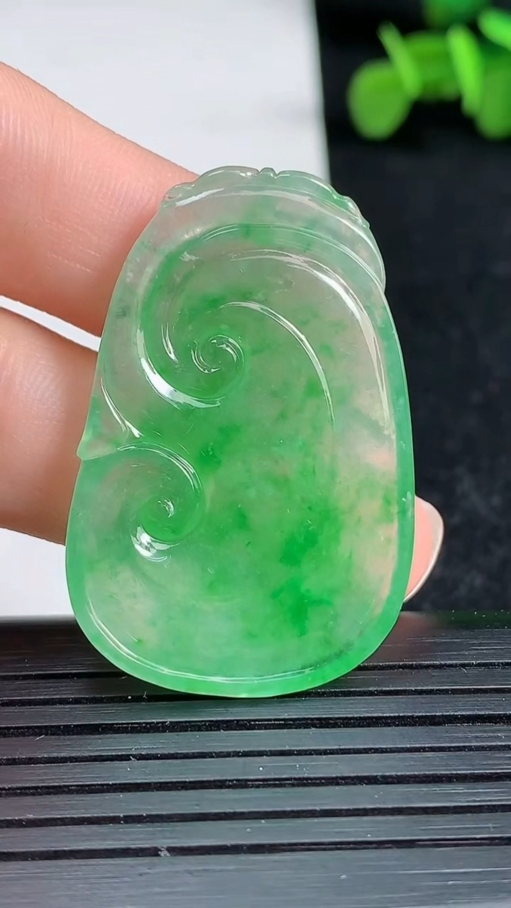 天然A货翡翠如意吊坠尺寸37.8-24.5-3.8重量:8.26g
3月19日