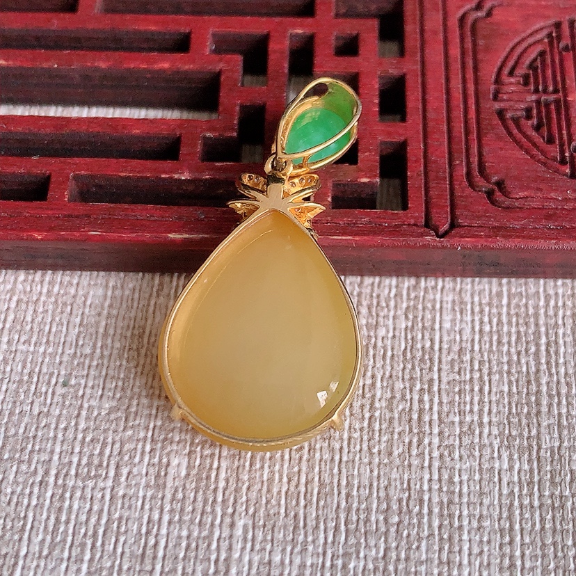 天然A货翡翠18K金伴钻镶嵌黄翡水滴吊坠 
尺寸33.7-20.4-17-6.6mm 重量5.72g