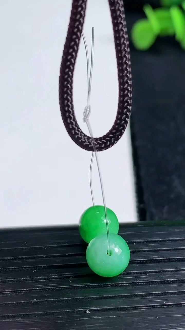 天然A货翡翠圆珠吊坠一对尺寸7.8重量:1.57g3月19日
工厂直销收藏佳品,种好水足，色泽均匀，有种有色，上手高大气！