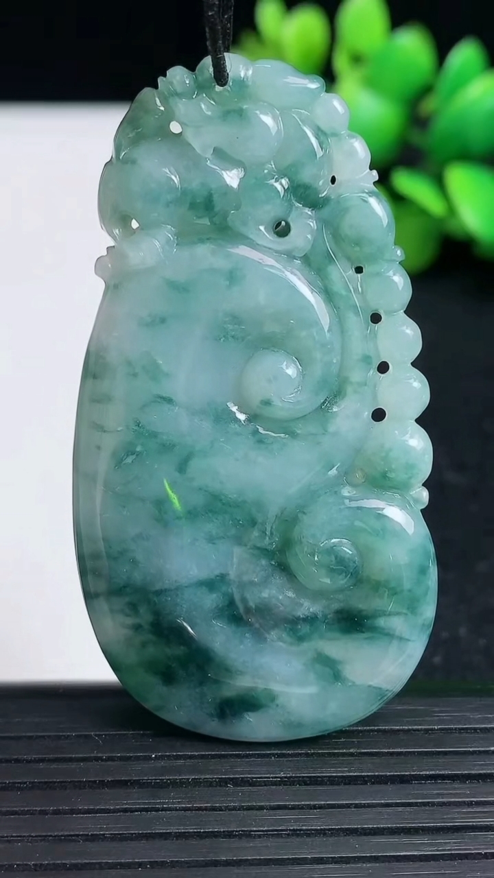 天然A货翡翠飘花如意吊坠尺寸58.4-30.6-8.5重量:27.33g
3月19日