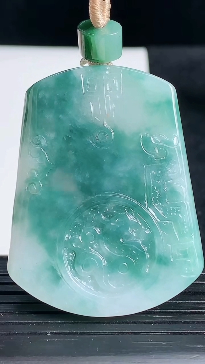 天然A货翡翠飘花仿古无事牌吊坠尺寸46.3-36.2-4.9重量:21.47g
3月19日