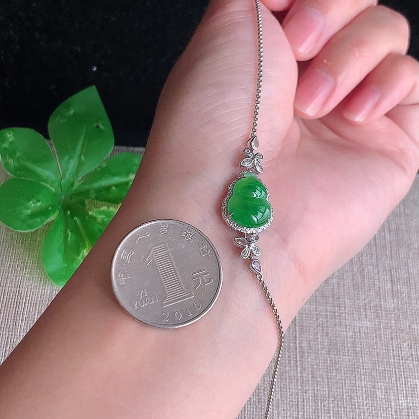 天然A货翡翠18K金伴钻镶嵌满绿葫芦手链 
尺寸12.8-10-5.5mm 重量3.20g 0317