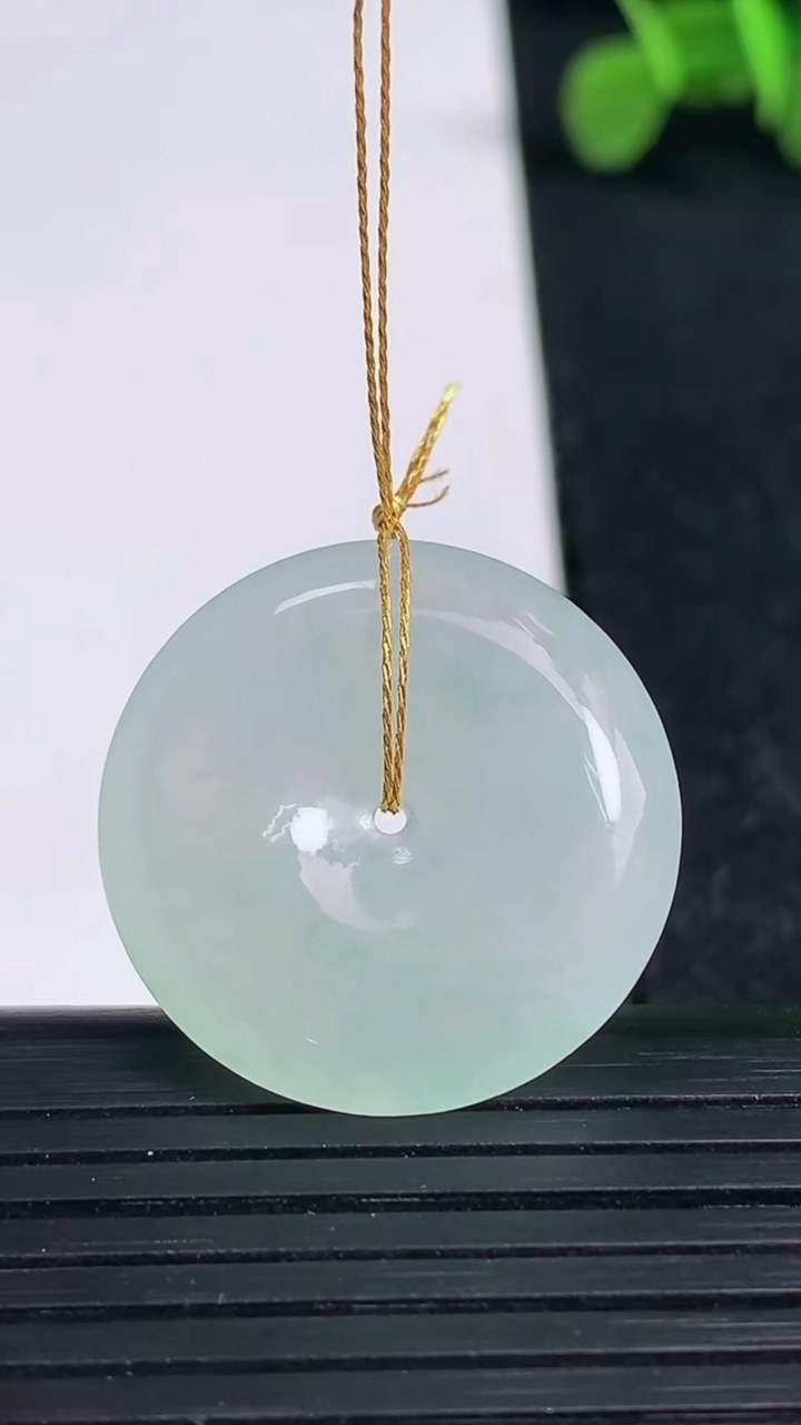 天然A货翡翠平安扣吊坠尺寸24.7-5.4重量:6.70g
3月19日