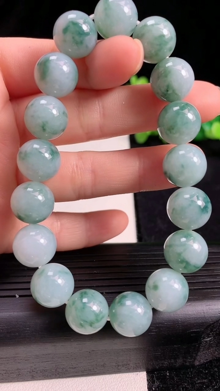 天然A货翡翠飘花圆珠手串尺寸12-17颗重量:49.90g3月19日
工厂直销收藏佳品,种好水足，色泽均匀，有种有色，上手高大气！