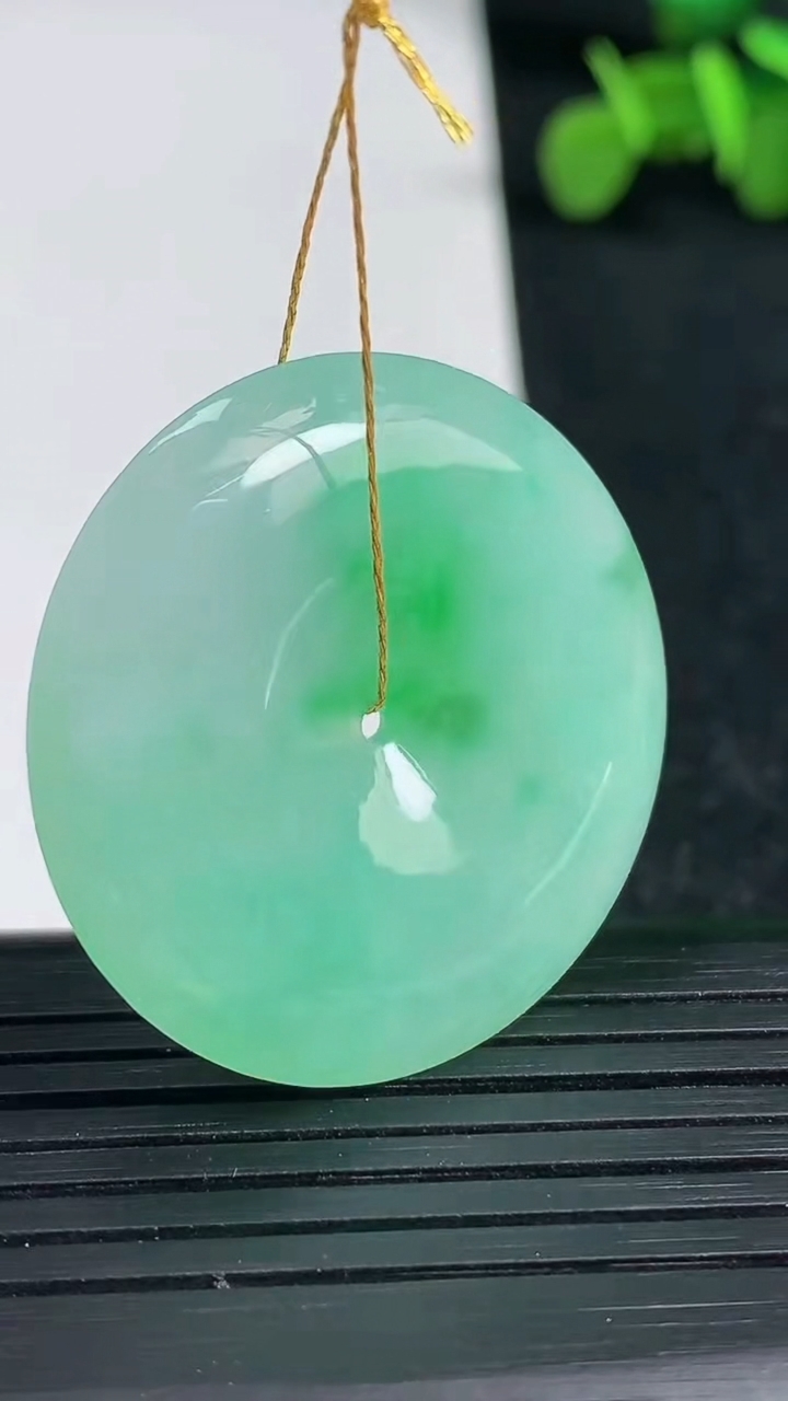 天然A货翡翠平安扣吊坠尺寸32.9-5.9重量:13.41g
3月19日