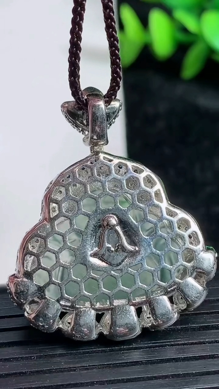 天然A货翡翠飘花佛公吊坠尺寸31-36.6-8.6重:9.92g
3月19日
514