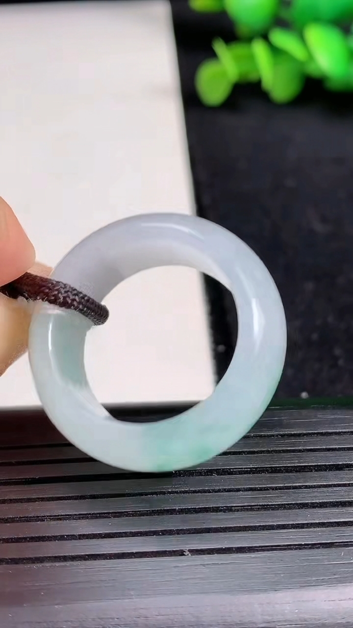 天然A货翡翠冰种飘花指环扳指尺寸21.5-11.8-4.5重量:12.23g2026年3月19日
工厂直销收藏佳品,种好水足，色泽均匀，有种有色，上手高大气！