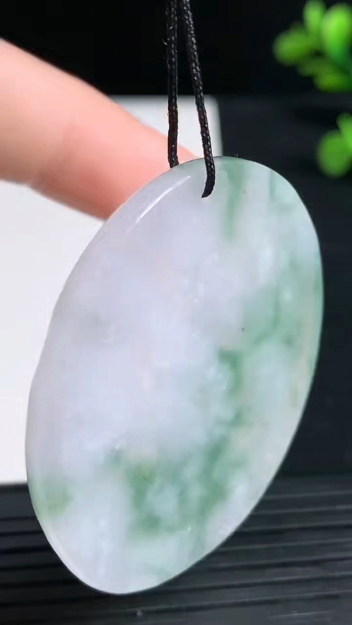 天然A货翡翠阿弥陀佛吊坠尺寸48.2-43.9-4.3重量:23.95g
3月19日