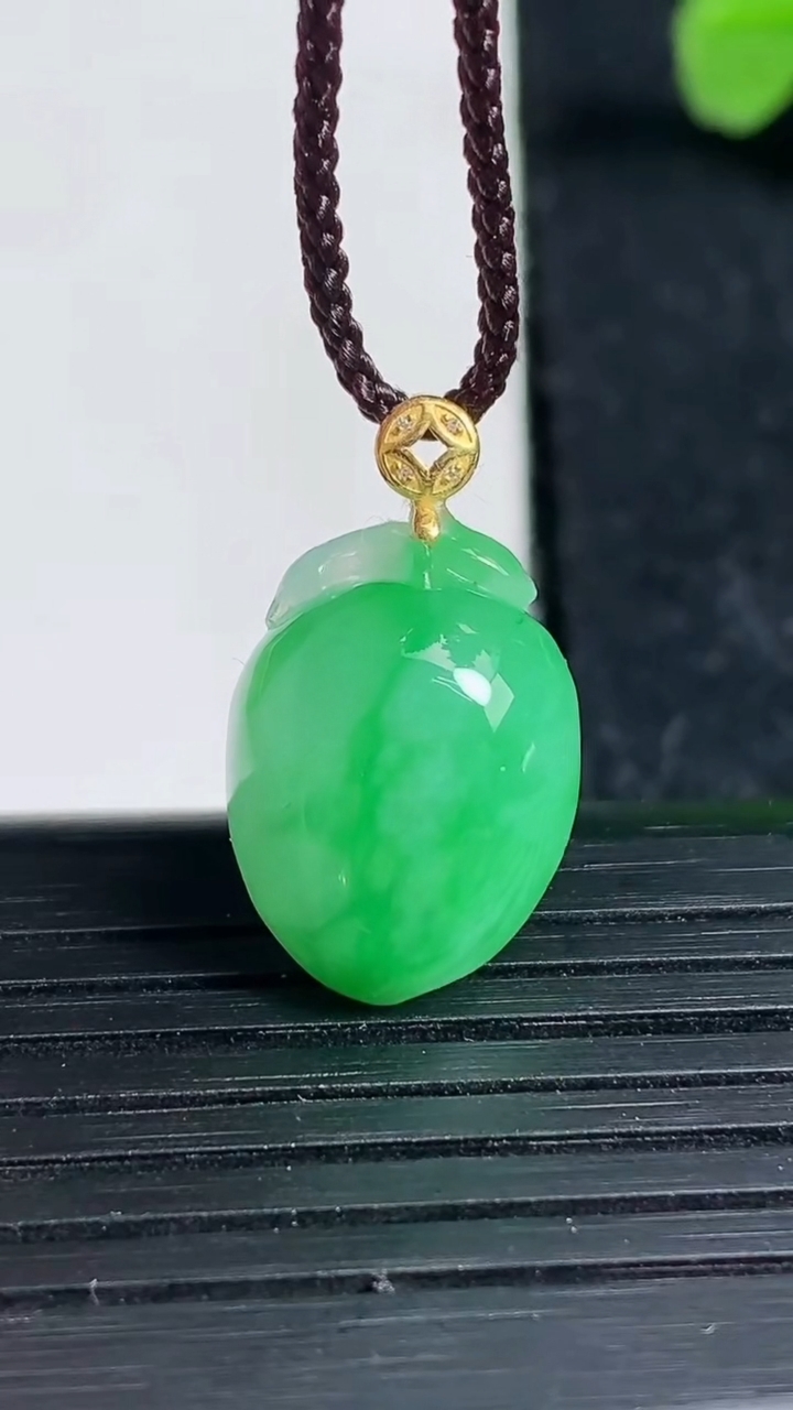 天然A货翡翠寿桃吊坠尺寸18-12.9-6.9重量:2.76g
3月19日