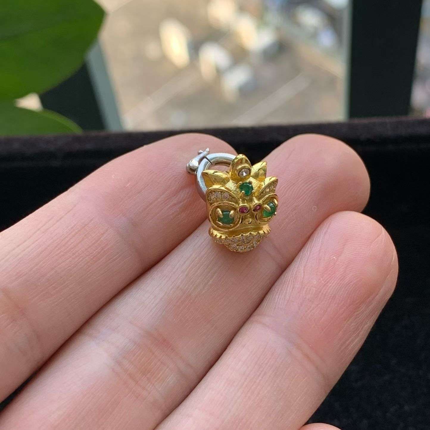 A货天然翡翠冰糯种925银满绿龙头吊坠重量3.23
3月19日