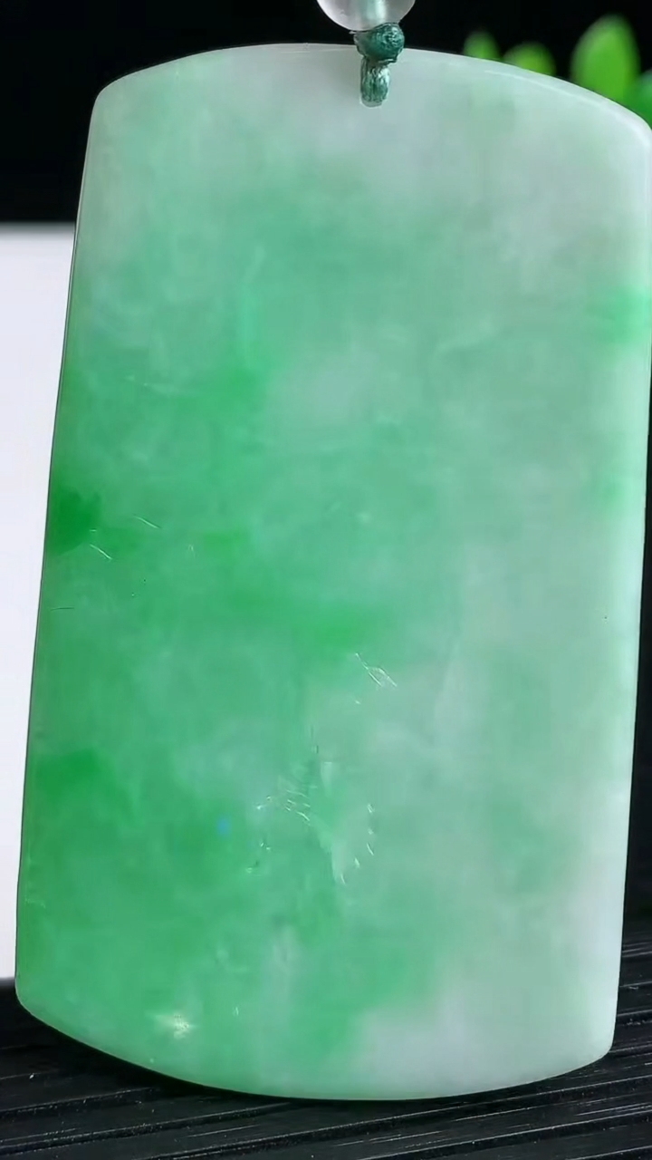 天然A货翡翠山水牌吊坠尺寸65.8-38.2-4.3重量:29.83g
3月19日