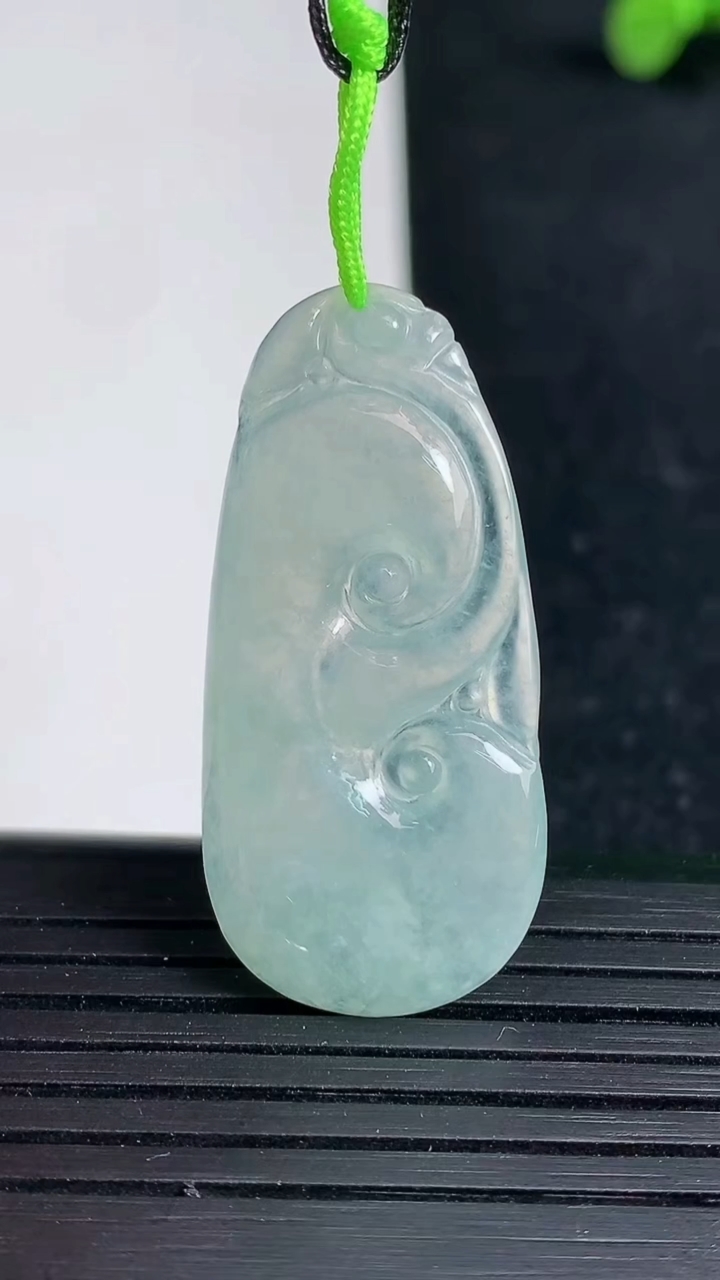天然A货翡翠如意吊坠尺寸37-17.1-3.4重量:4.57g
3月19日