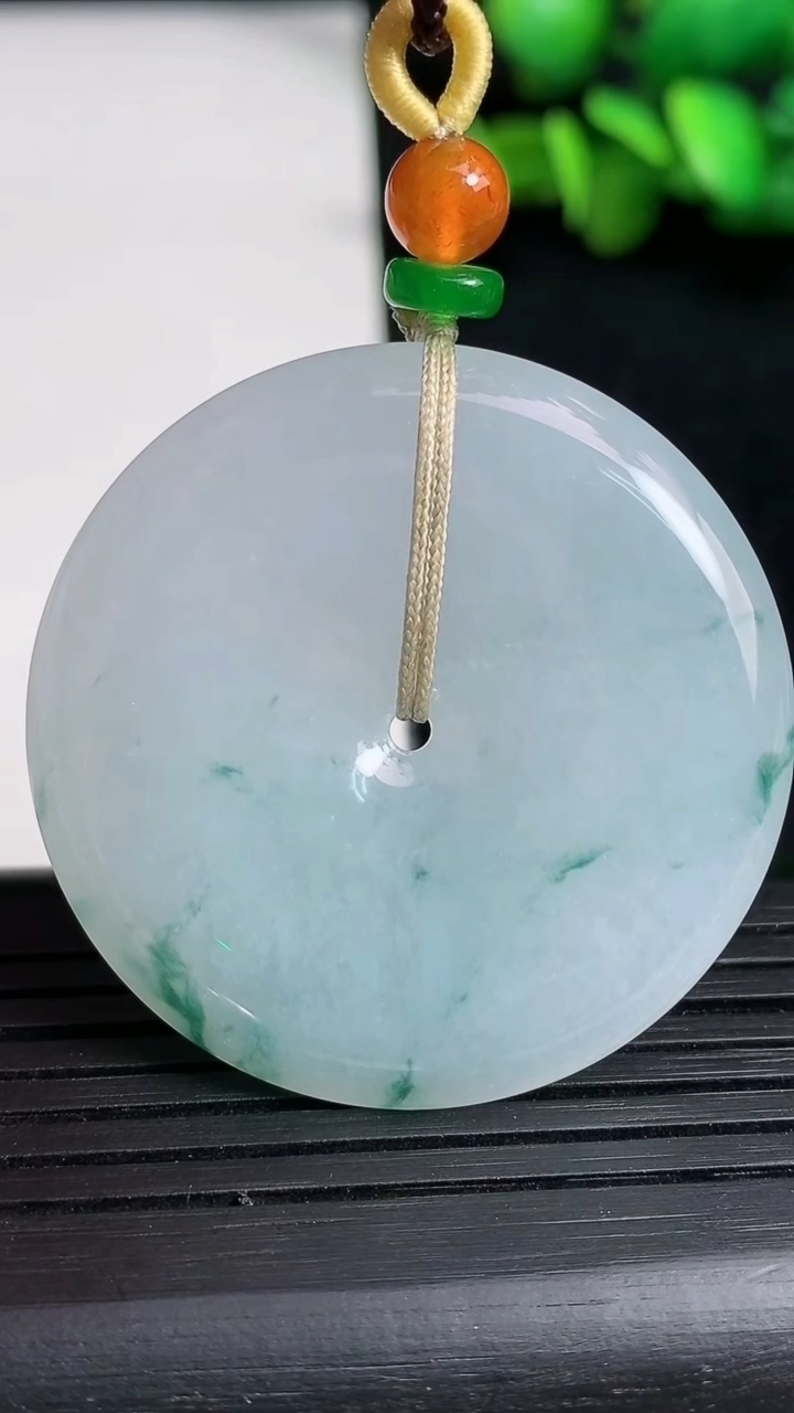 天然A货翡翠飘花平安扣吊坠尺寸39.5-5.9重量:20.95g
3月19日