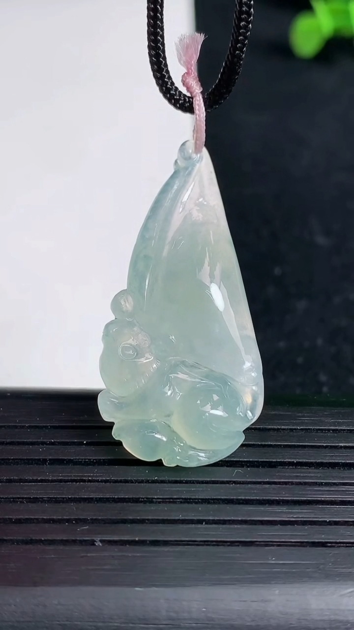 天然A货翡翠松鼠吊坠尺寸38.7-19.1-5.5重量:5.11g
3月19日