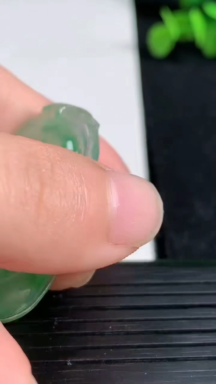 天然A货翡翠如意吊坠尺寸37.8-24.5-3.8重量:8.26g
3月19日