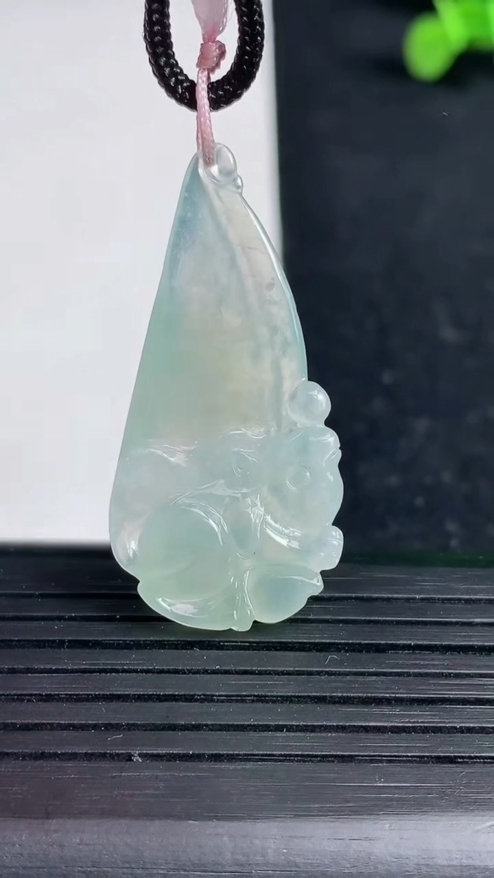 天然A货翡翠松鼠吊坠尺寸38.7-19.1-5.5重量:5.11g
3月19日