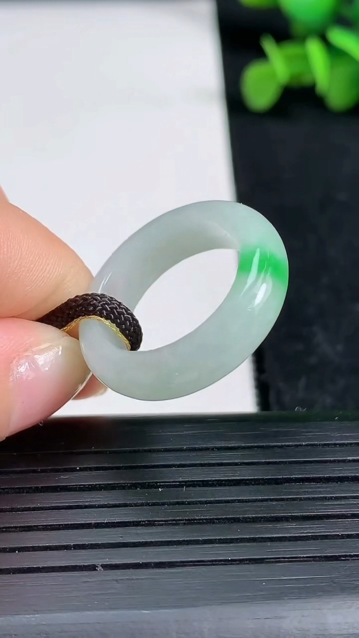 天然A货翡翠指环戒指尺寸17.5-6-3.7重量:4.26g2026年3月19日
工厂直销收藏佳品,种好水足，色泽均匀，有种有色，上手高大气！