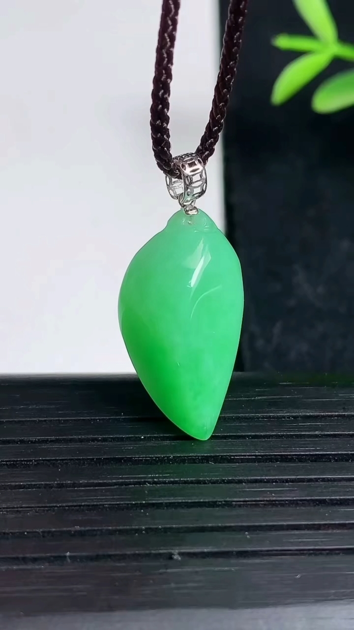 天然A货翡翠福瓜吊坠尺寸23.2-12.6-7.7重量:3.45g
3月19日