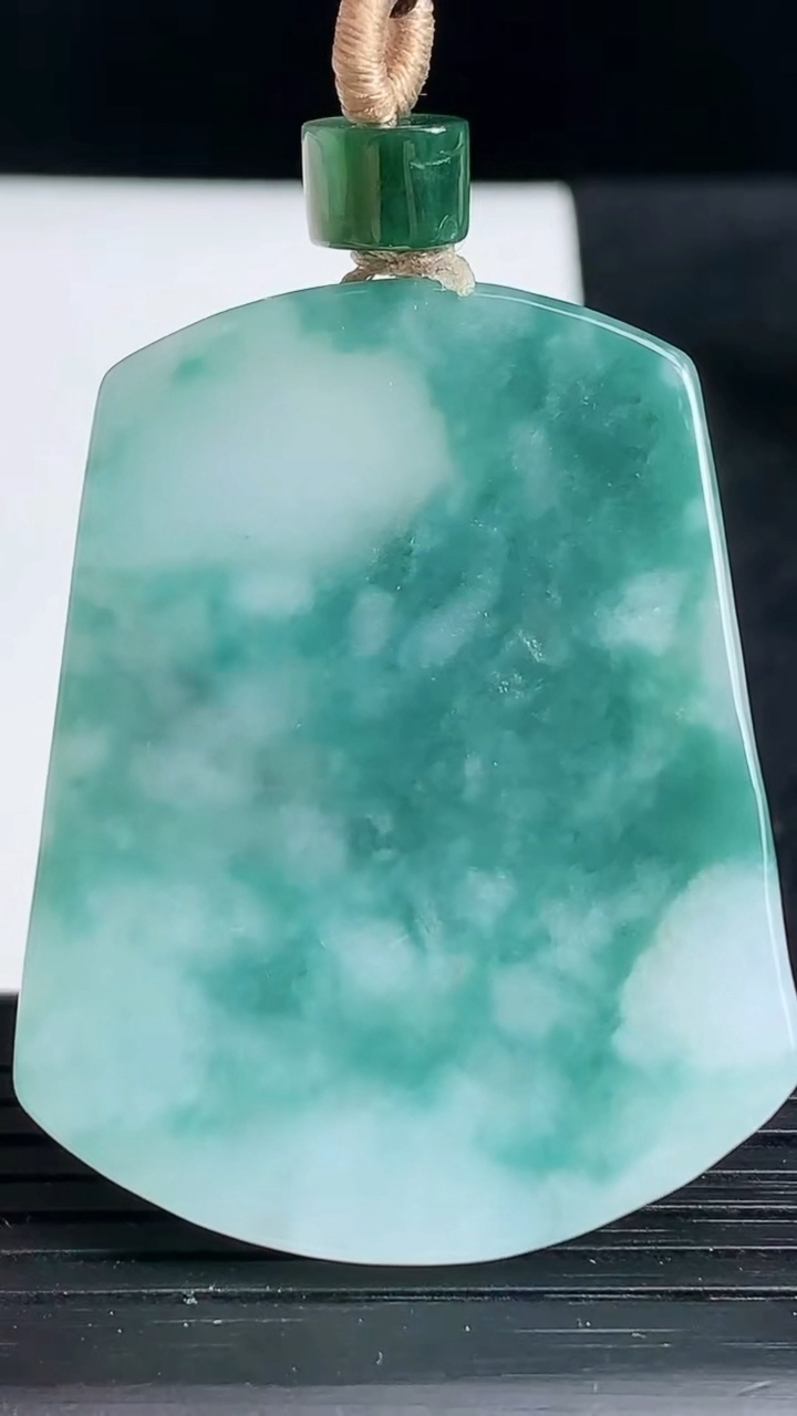 天然A货翡翠飘花仿古无事牌吊坠尺寸46.3-36.2-4.9重量:21.47g
3月19日