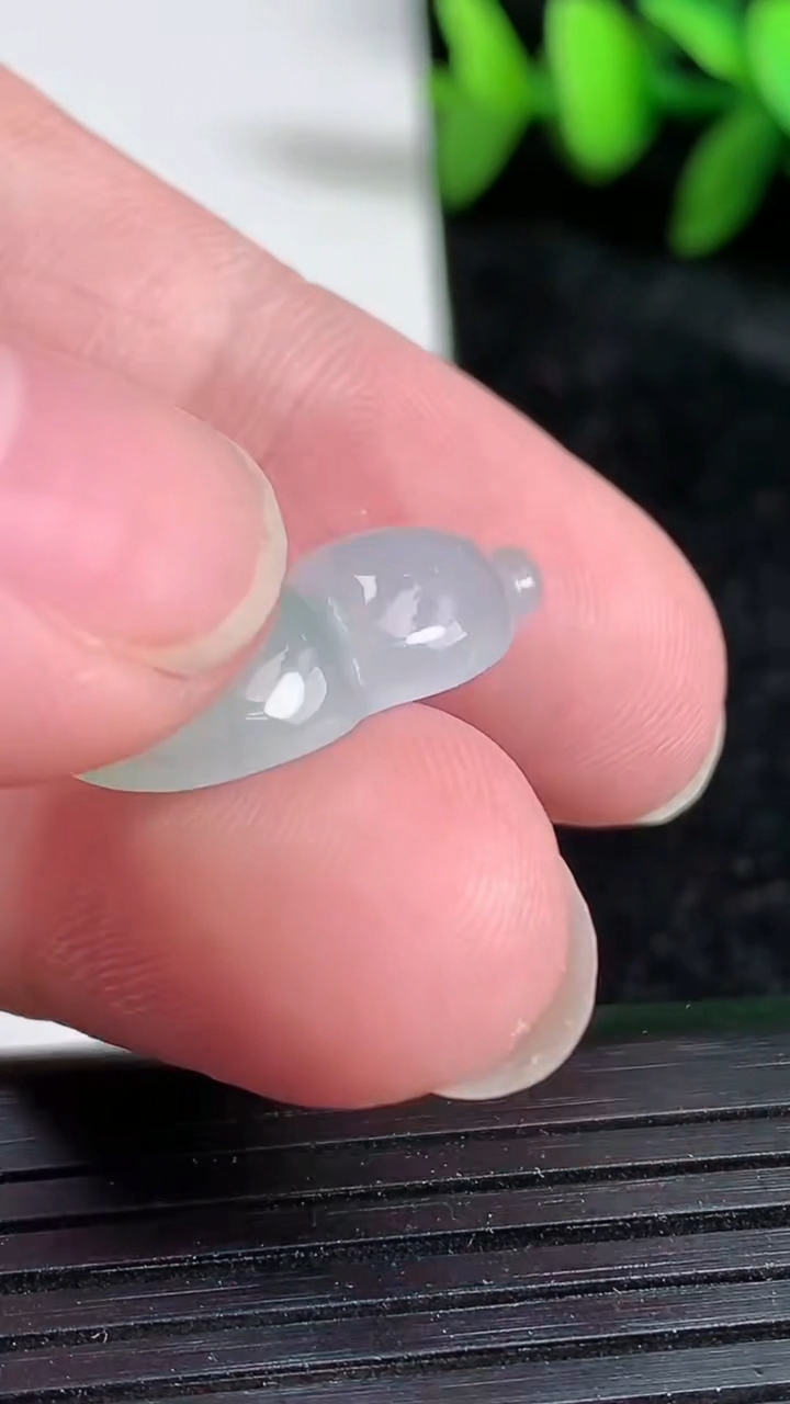 天然A货翡翠葫芦镶嵌件尺寸20.3-12.2-5.2重:2.12g
3月19日
514