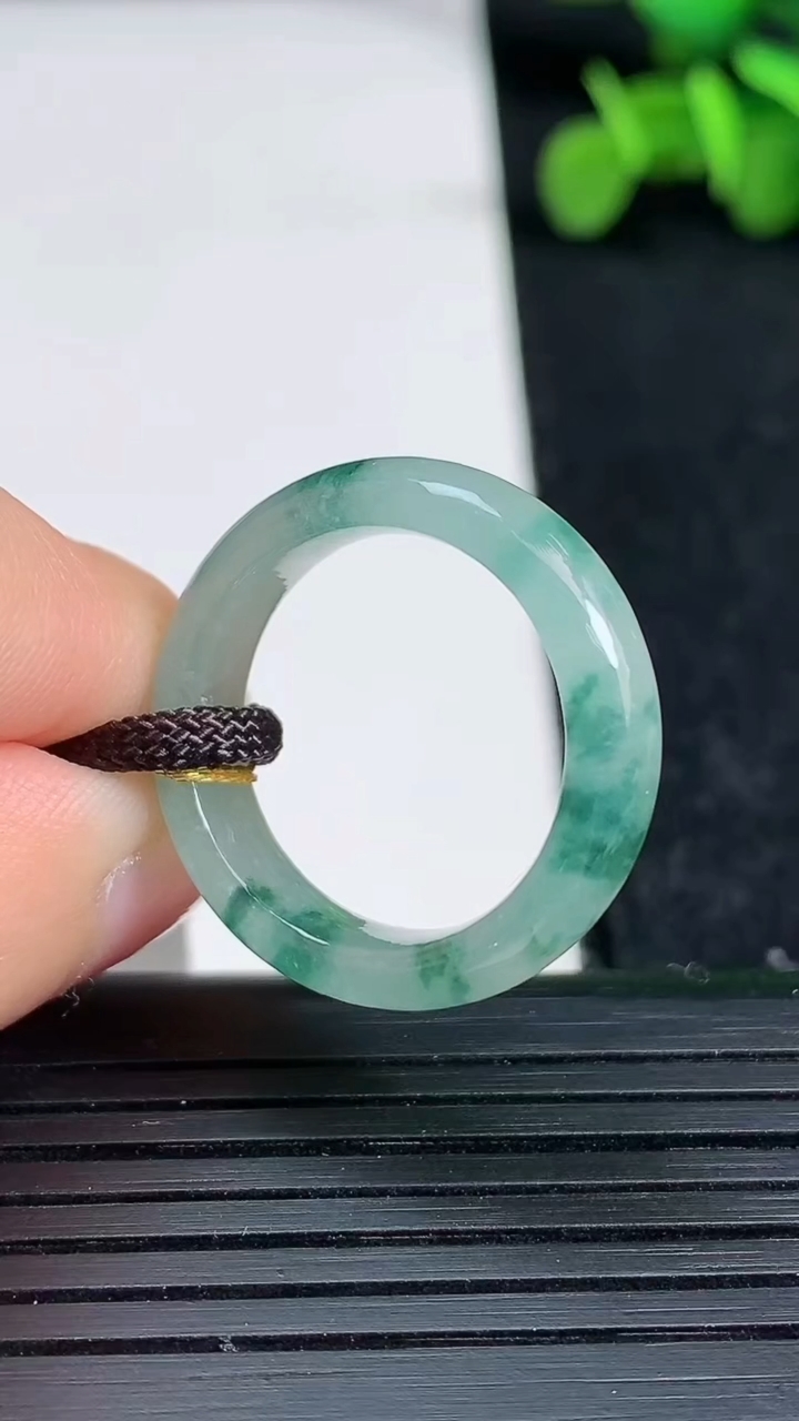 天然A货翡翠冰种飘花指环戒指尺寸18.1-5.3-3.2重量:3.37g2026年3月19日
工厂直